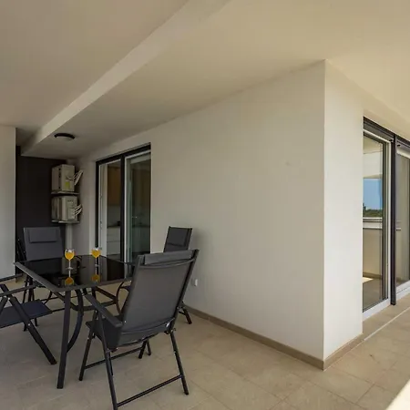 Apartments At Villa Frida Premantura Exterior photo