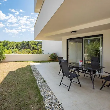 Apartments At Villa Frida Premantura Exterior photo